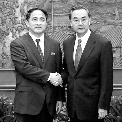 왕이 중국 외교부장(오른쪽)이 지난 1일 베이징에서 이길성 북한 외무성 부상을 면담하고 “전통적인 북·중 우호관계를 견고히 할 것”이라고 양국의 협력 강화를 강조했다. [사진 중국 외교부 홈페이지 캡처]