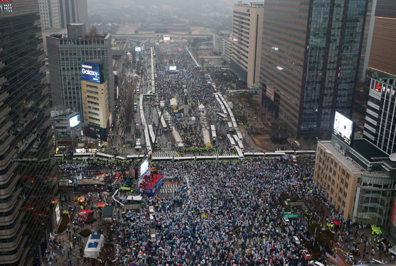▶2017년 3월1일 서울 세종로에서 경찰차벽을 사이에 두고 탄핵반대 태극기집회는 남쪽,탄핵찬성 촛불집회는 북쪽에서 세겨루기를 했다