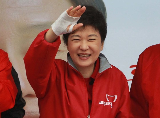 ▶2012년4월10일 새누리당 비대위원장이던 박근혜는 ‘선거의 여왕’이라는 명성답게 흰붕대 악수 투혼으로 19대 총선에서 승리했다