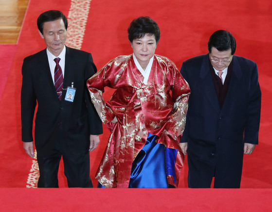 ▶2013년2월25일 33년만에 청와대 재입성.대한민국 최초의 여성ㆍ 과반 득표ㆍ이공계 출신ㆍ독신ㆍ부녀 대통령으로 기록됐다
