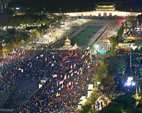 ▶2016년 10월29일 최순실 국정농단의 실체가 본격적으로 드러나자 서울 광화문광장에선 첫 촛불집회가 열렸다.이날 참자가는 3만여명