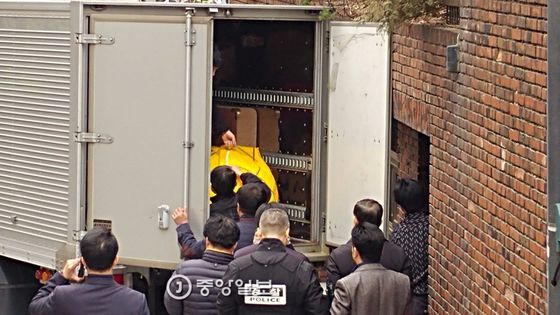 12일 오후 서울 삼성동 박근혜 전 대통령 자택 앞에 청와대 경호팀에서 사저로 가저온 물건들이 차에서 내리고 있다. 