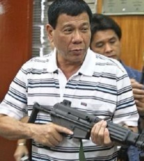 두테르테 필리핀 대통령의 탄핵을 요구하는 의원 목록이 하원에 제출됐다. [중앙포토]