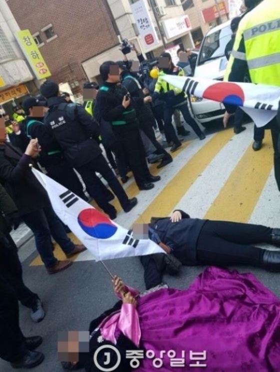 JTBC 취재차량을 가로막는 박 전 대통령 지지자들. 김민관 기자