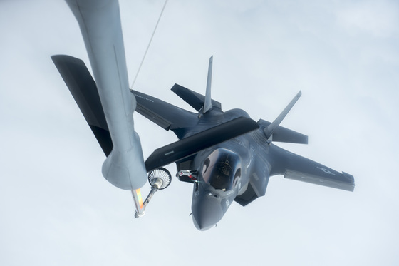 지난 14일 태평양 상공에서 미 해병대의 F-35B가 공중급유를 받기 위해 KC-135의 붐(급유봉)에 접근하고 있다. [사진 미 공군]