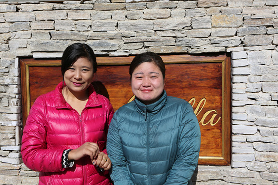 수도 팀푸의 한 호텔에서 만난 샹게 하든(왼쪽)과 예시 하든. 히말라야 설산을 닮은 강인한 여성들이었다. 