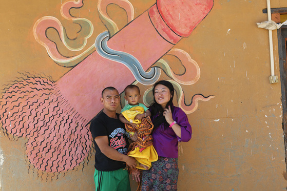 괴승 두룩파 쿤리의 전설을 간직한 치미 라캉 사원 아래서 만난 도르지와 샹게 그리고 딸 킬레초키. 이 마을에서 남근 벽화는 거의 벽지와 같다. 집집마다 남근을 그린 벽화와 남근석, 나무로 만든 남근상이 있다. 