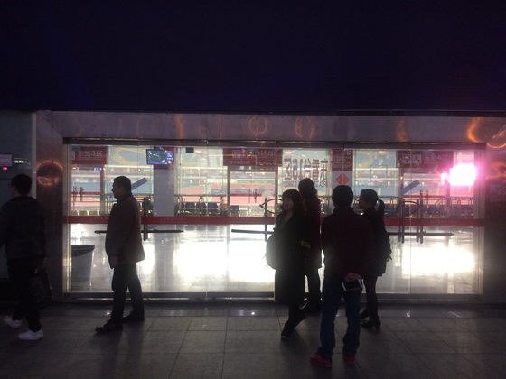 한중전 축구 경기가 열리는 창사 허룽 스타디움에서 22일 저녁 중국 추미들이 닫힌 출입문 너머로 한국팀의 훈련 모습을 지켜보고 있다. 창사=예영준 특파원