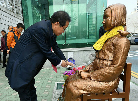 자유한국당 홍준표 대선 경선 후보가 22일 부산시 초량동 평화의 소녀상에 헌화하고 있다. [뉴시스]