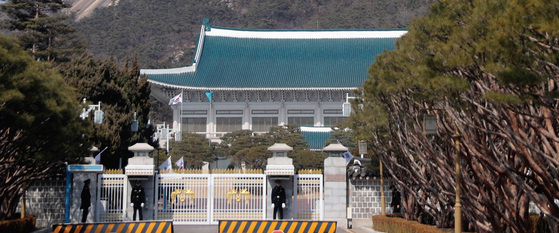 박근혜 대통령에 대한 탄핵 판결을 하루 앞둔 2017년 3월 9일 오후 청와대 정문 앞에서 경찰이 근무를 서고 있다. 최장집 교수는 청와대를 개혁하는 문제가 중요하다며 물리적으로 너무 큰 건물이므로 보통사람들이 사는 데로 옮기는 게 좋다고 말했다. 사진·중앙포토