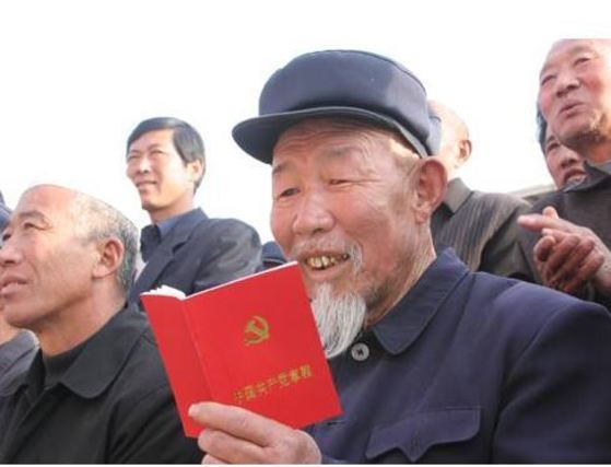 공산당장을 외우는 중국인 [사진 바이두]