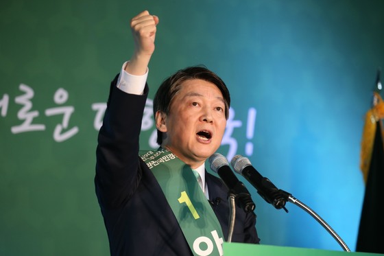 국민의당은 26일 전북 전주체육관에서 두 번째 순회경선을 열었다. 안철수 경선 후보가 지지를 호소하는 연설을 하고 있다 . 오종택 기자