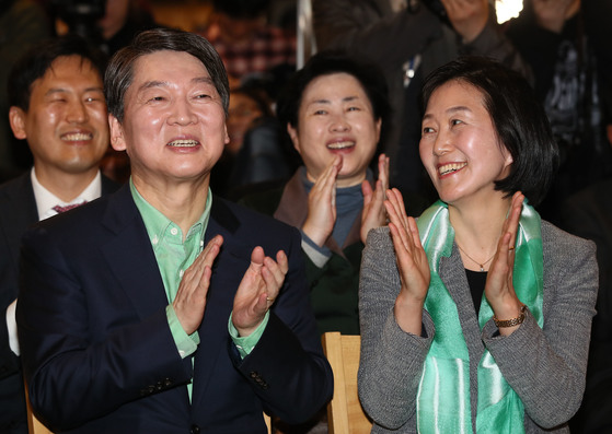 안철수 국민의당 전 대표와 부인 김미경 교수가 19일 오후 서울 종로구 마이크임팩트스퀘어에서 열린 19대 대통령 출마선언 자리에서 지지자 영상을 보며 미소를 보이고 있다. 