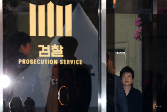 피의자 신분으로 전날인 21일 서울중앙지검에 출석했던 박근혜 전 대통령이 22일 오전 6시 55분 청사를 떠나고 있다. [사진 중앙포토]