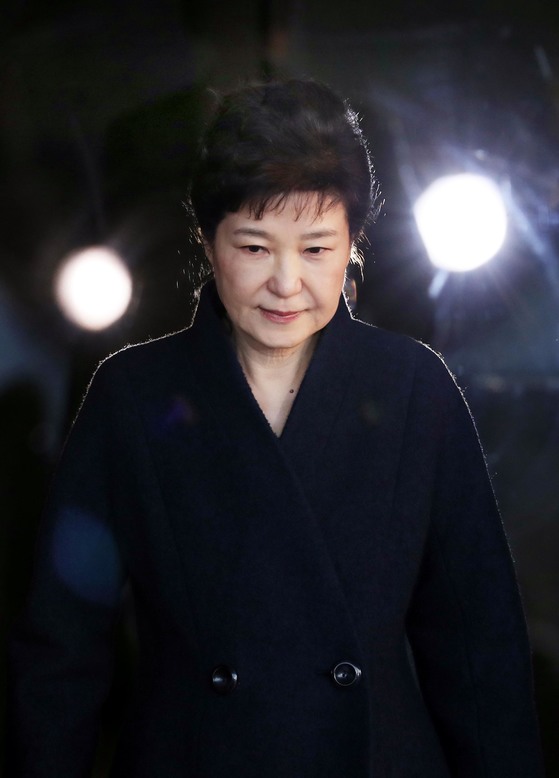 박근혜 전 대통령이 지난 22일 피의자 조사를 마친 뒤 서울중앙지검을 나오고 있다. [사진 조문규 기자]