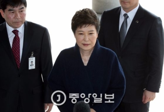 박근혜 전 대통령이 지난 21일 서울중앙지검에 출두하는 모습 [중앙포토]
