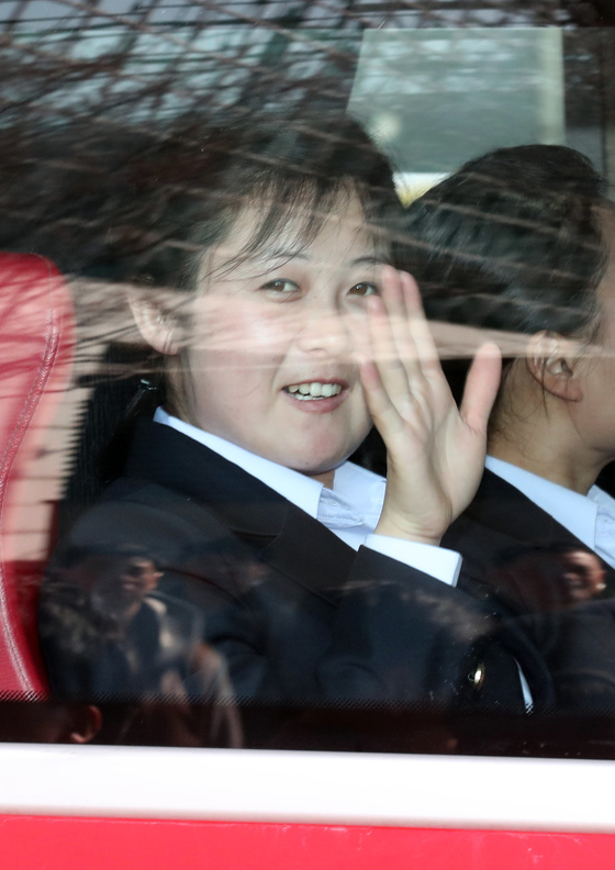 1일 오후 인천국제공항에 도착한 북한 여자 아이스하키팀 선수들이 강릉으로 떠나는 버스안에서 창밖을 보고 취재진을 향해 손을 흔들고 있다. 전민규 기자