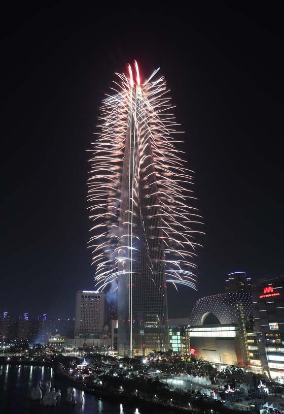 롯데월드타워 개장 축하 불꽃축제가 2일 화려하게 열렸다. 김춘식 기자