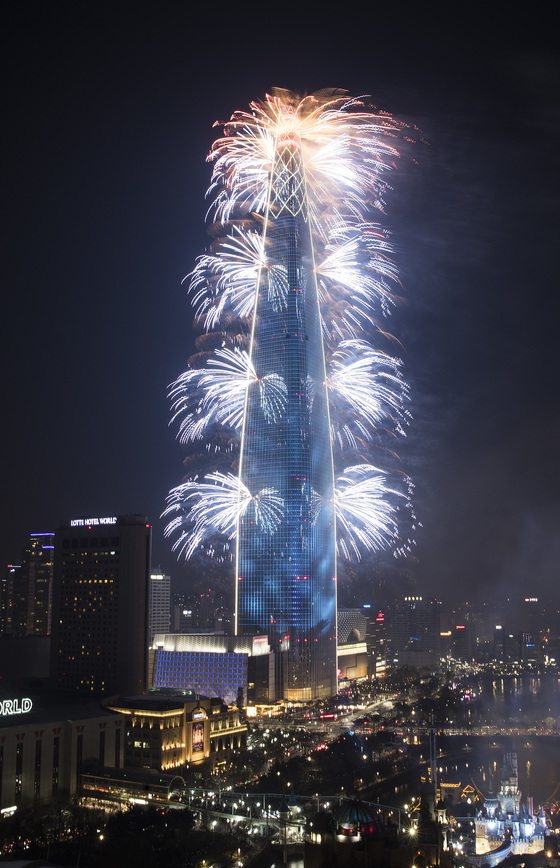 롯데월드타워 개장 축하 불꽃축제가 2일 화려하게 열렸다. 우상조 기자