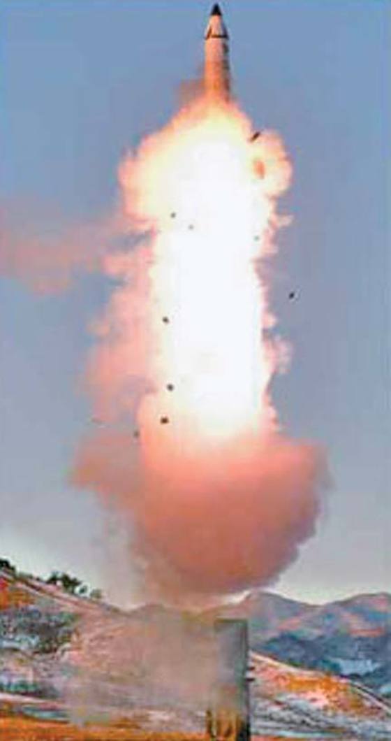 지난 2월 12일 북한이 중거리탄도미사일(IRBM) 북극성-2형을 시험발사하는 장면.  [사진 노동신문]