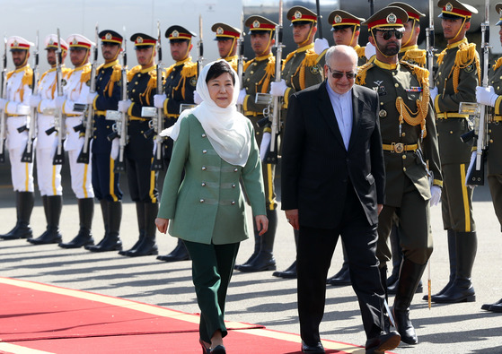 지난해 5월 1일 이란을 국빈 방문한 박근혜 전 대통령. 이란식 히잡 ‘루싸리’를 두르고 테헤란 메흐라바드 공항에 도착했다. [중앙포토]