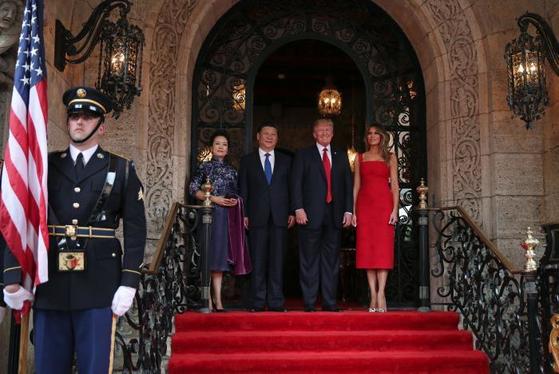 트럼프 대통령과 시 주석의 역사적인 첫 만남. 빨간색으로 의상 맞춤을 한 트럼프 대통령, 멜라니아 여사와 파란색 의상 맞춤을 한 시 주석과 펑리위안 여사.