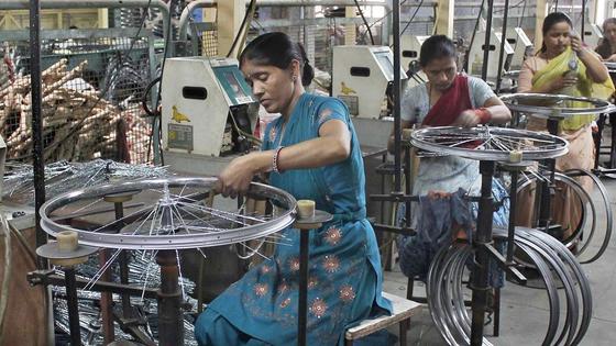 중국에서 사업하는 기업들도 인도, 동남아 등 대안을 찾아내서는 모양새다. 인도 여성들이 공장에서 일하고 있는 모습. [출처: 힌두스탄 타임스]