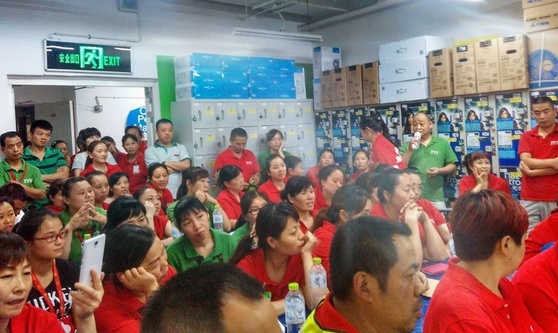 청두 월마트에서 파업하고 있는 중국 노동자들 [출처: CLB]
