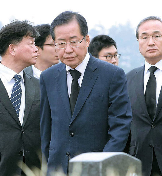 홍준표 자유한국당 대통령 후보(왼쪽 사진)는 6일 광주 국립5·18민주묘지를 참배했다. [오종택 기자]