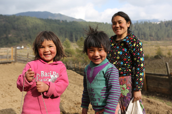 해발 3100m, 부탄의 고산 마을에서 만난 아낙과 아이들. 남루하기보단 천진난만하다.