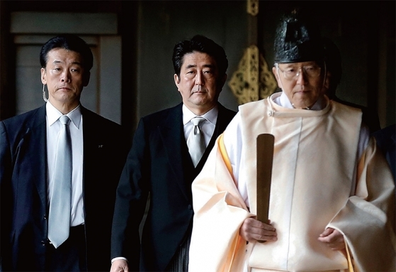 2013년 말 야스쿠니 신사에 들어서고 있는 아베 신조 일본 총리.
