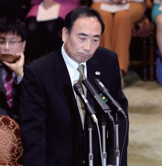 아키에 스캔들의 핵심 인물인 가고이케 야스노리 모리토모 학원 이사장이 일본 도쿄 국회 청문회에서 증언하고 있다.