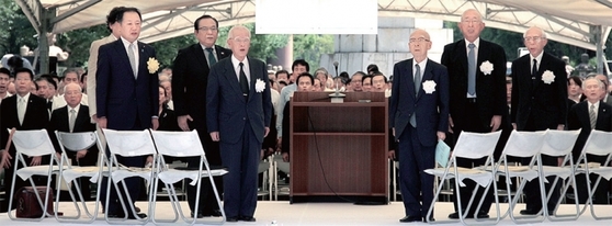 일본 최대 보수 우익단체인 일본회의 회원들이 2014년 야스쿠니 신사에서 열린 A급 전범 등 합사자 추도 집회에서 일본 국가인 기미 가요를 부르고 있다.