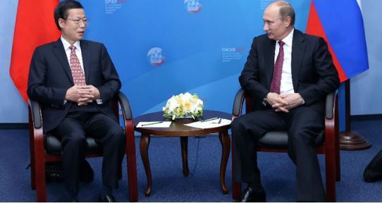러시아의 푸틴 대통령을 만나는 장가오리(좌) [사진 신화망]