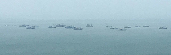 지난 4일 연평도에서 바라본 서해에 중국 어선들이 떠 있다. 11일에는 이 일대에 중국 어선이 한 척도 나타나지 않았다. [뉴시스]
