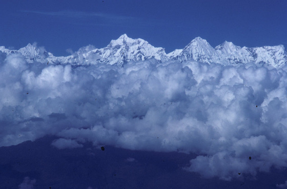비행기 창으로 내다본 히말라야 설봉. 구름 위로 섬처럼 설산의 고봉이 솟아 있다.