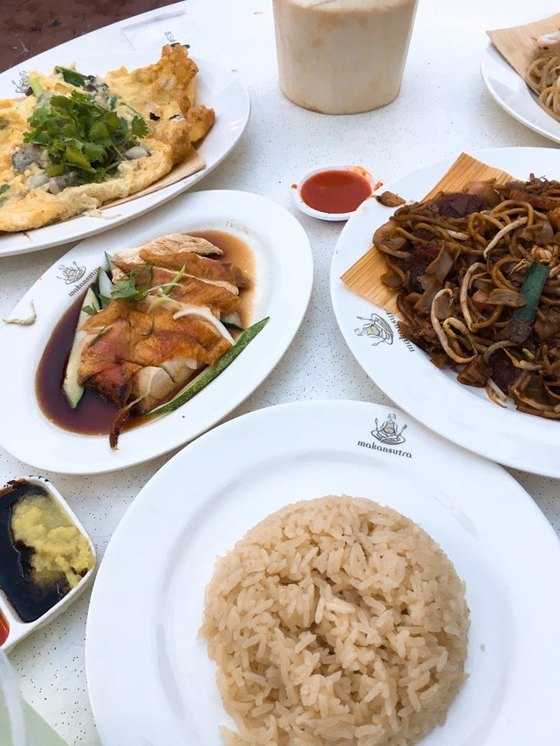 치킨 라이스와 오이스터 오믈렛 등 현지인들도 즐겨먹는 호커센터의 싱가포르 음식[사진 유지연 기자]
