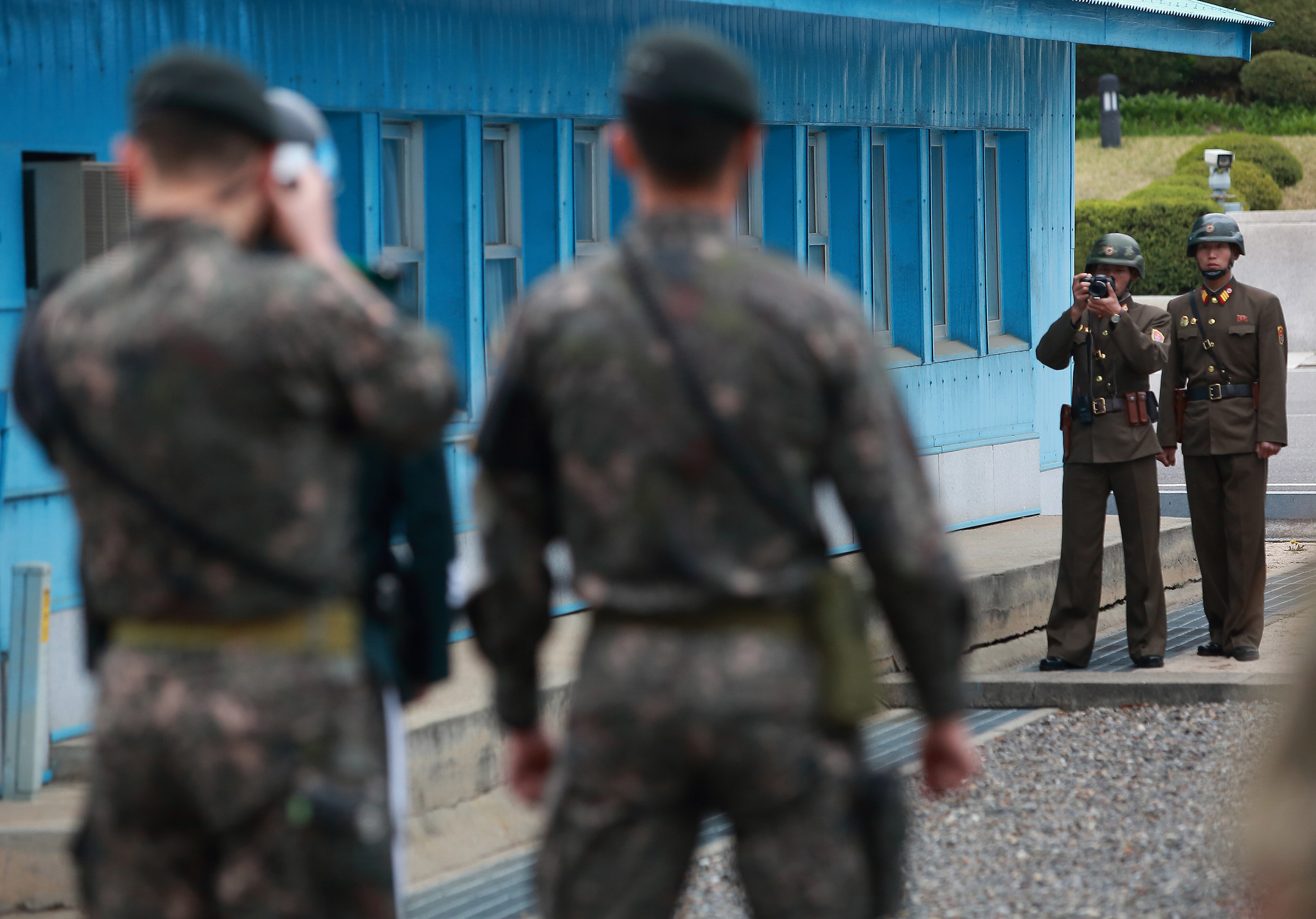 17일 오전 경기도 파주시 판문점에서 북한군 경비병이 마이크 펜스 미국 부통령 일행의 사진을 찍고 있다. 사진공동취재단