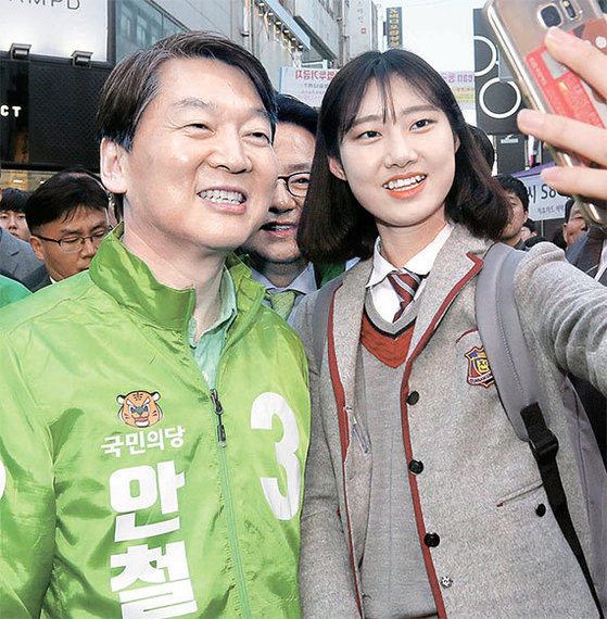 안철수 국민의당 후보는 인천을 시작으로 서울, 전주, 광주에서 유권자를 만났다. 안 후보가 광주시 금남로에서 한 학생과 기념 촬영을 하고 있다. [오종택·박종근 기자]
