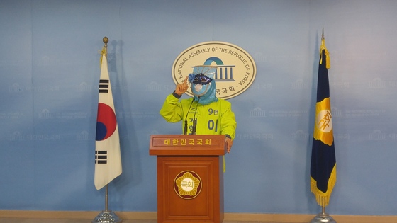 늘푸른한국당 이재오 후보가 17일 국회 정론관에서 대선 후보 복면 토론을 제안했다.[허진 기자]