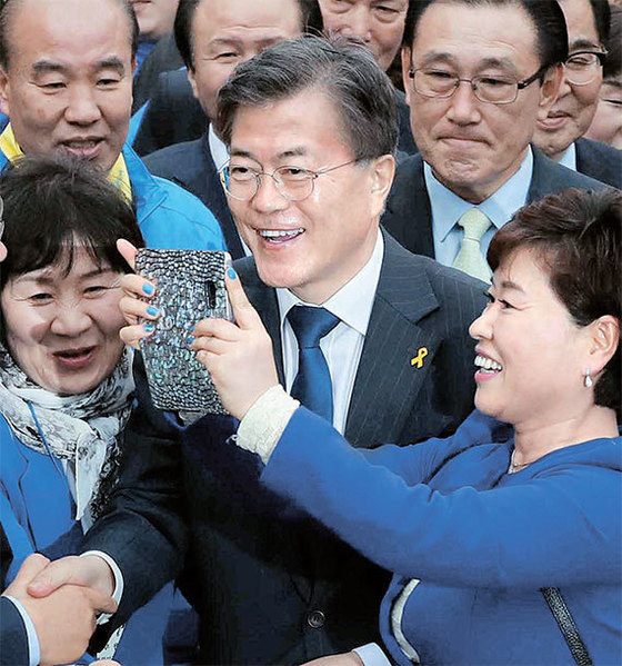 문재인 더불어민주당 후보가 17일 대구, 대전, 수원에 이어 서울 광화문광장에서 유세를 벌였다. 문 후보가 지지자들과 셀카를 찍고 있다. [오종택·박종근 기자]