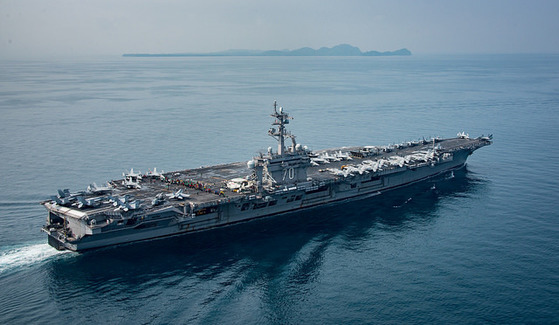 지난 15일 미 해군의 항모 칼빈슨함(CVN 70)이 인도네시아 순다 해협을 통과하고 있다. [사진 미 해군]