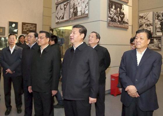 시진핑 주석 등 지도부가 2012년 11월 29일 부흥의 길 전시관을 참관하고 있다. [사진 이매진차이나]