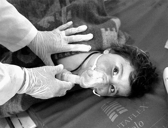 4일(현지시간) 시리아 이들리브 주의 한 주택가에 화학무기를 사용한 것으로 의심되는 공습이 발생해 어린이를 포함해 58명이 숨지고 수백 명의 부상자가 발생했다고 현지 구호단체가 밝혔다. [AP=뉴시스]