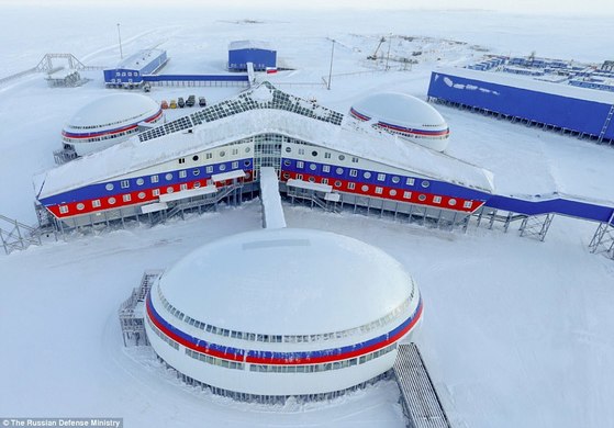 러시아가 지난 18일 공개한 북극 프란차요시파 제도 알렉산드라랜드 섬의 새 군사기지. 1만4000㎡ 부지에 총 150명을 수용할 수 있는 이 시설은 북극에 설립된 것들 가운데 역대 최대 규모다. [러시아 국방부]