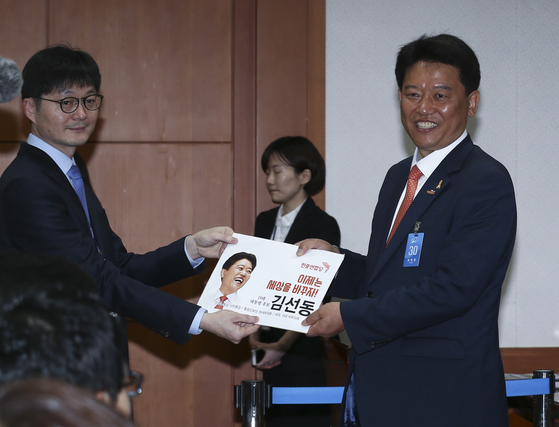 4월 15일  민중연합당 김선동 후보가 경기도 과천 중앙선거관리위원회 등록사무실에서 후보등록을 하고 있다. 사진 임현동 기자