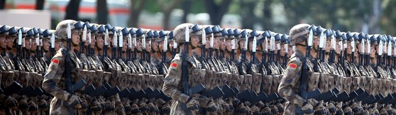 지난해 8월 3일 중국 베이징 톈안먼 광장에서 열린 '중국 항일 및 세계 반(反)파시스트 전쟁 승리 70주년 기념 대회'에서 보병부대가 열병을 하고 있다. [청와대사진기자단]