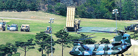 26일 성주골프장 부지에 배치된 사드 체계의 미사일 발사대 차량. 사드 핵심 장비들이 모두 반입됨으로써 다음달부터 북한 미사일 요격작전이 가능하다. [사진 매일신문]