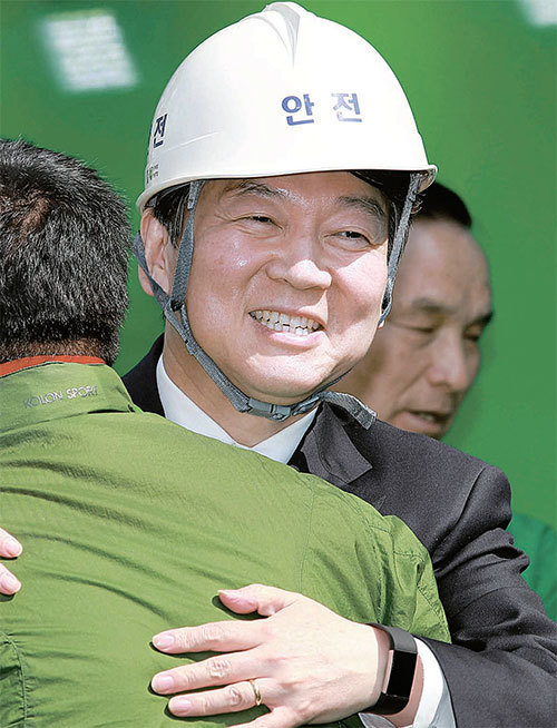 안철수 국민의당 후보가 경북 경주역 앞 유세에서 지진과 관련해 안전모를 선물한 시민과 포옹하고 있다. [오종택·박종근·전민규 기자], [프리랜서 공정식]