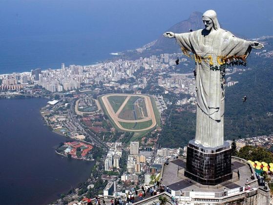 세계 7대 불가사의에 선정된 리우의 거대 예수상. 1931년 10월 21일 브라질 리우데자네이루의 코르코바두 언덕에 건립된 38m 높이의 석상이다